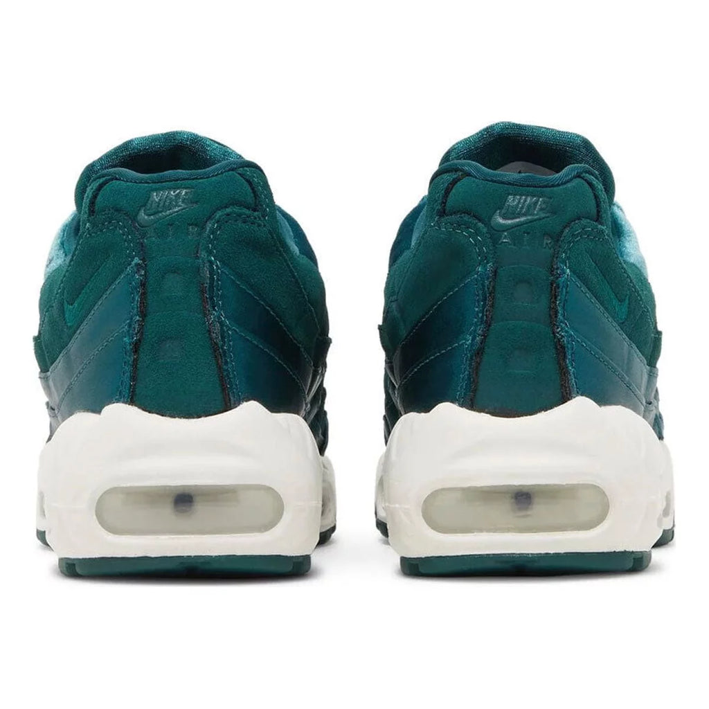 Women's Sneakers Q61639