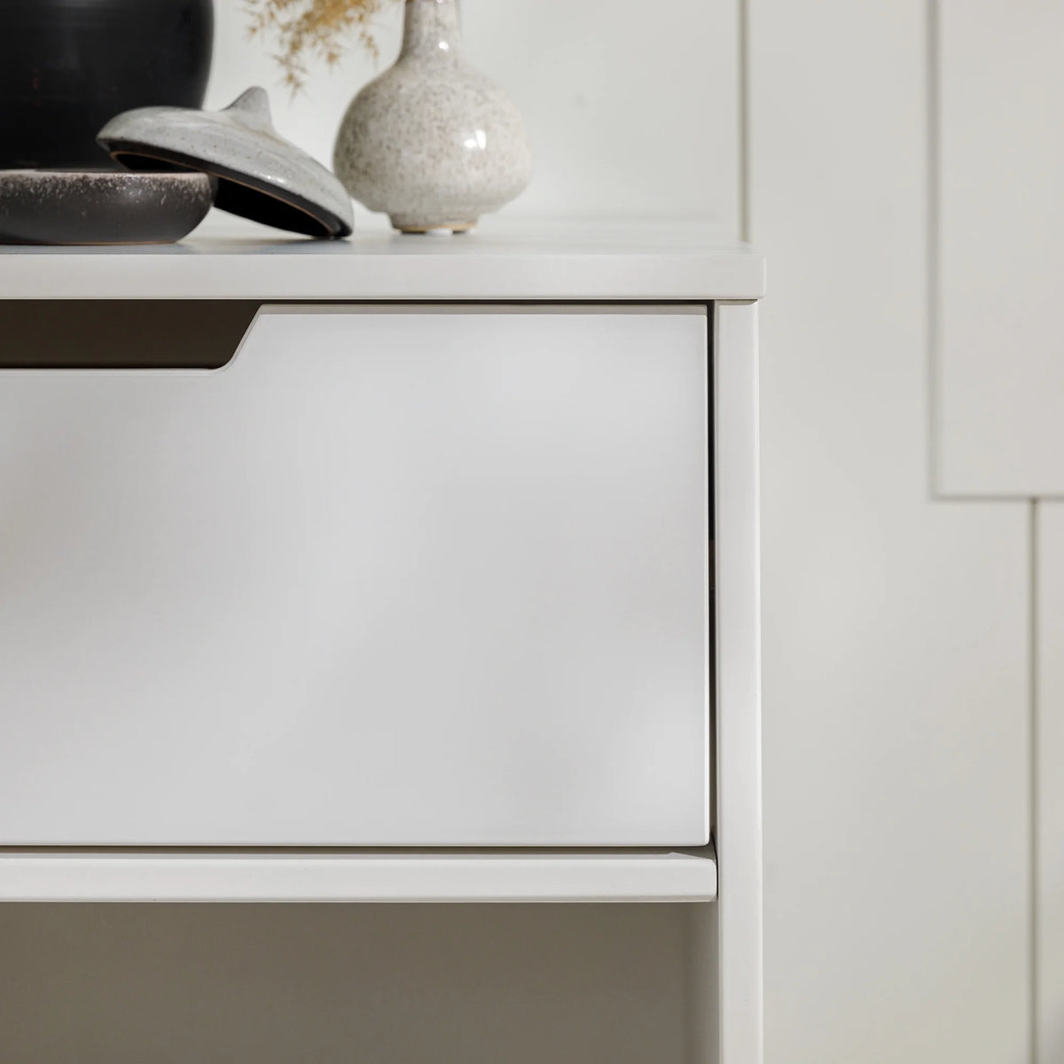 White 1-Drawer Dresser Y705670