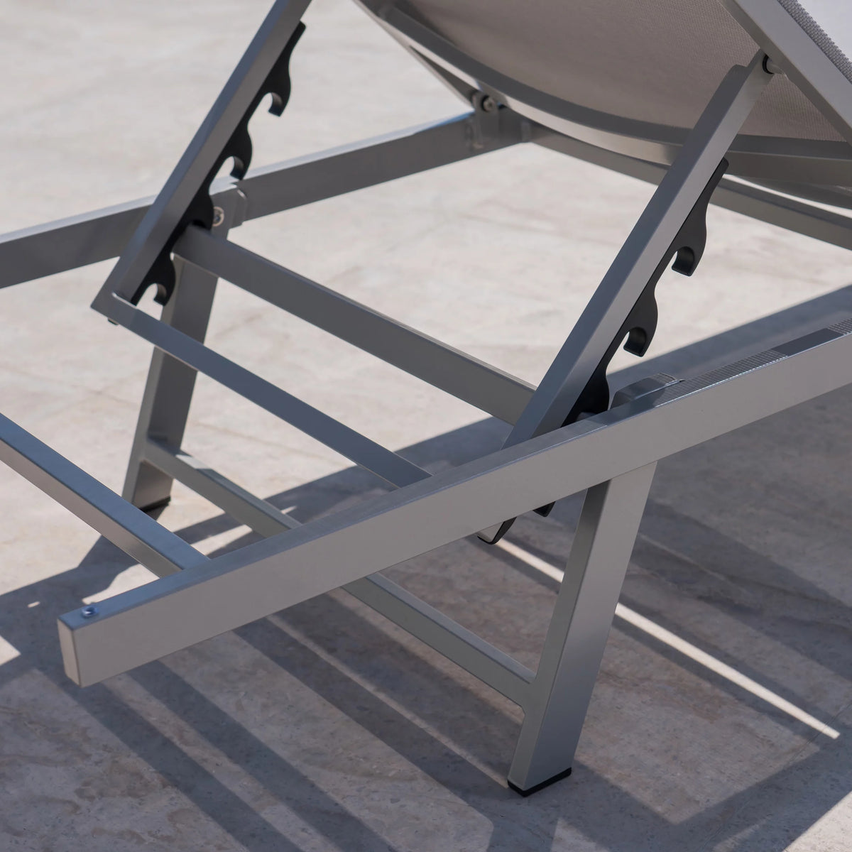 Aluminum Mesh Chaise Lounge A540425